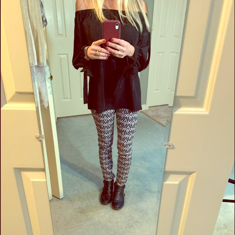 Joyous Black and white skinny dress pants/slacks